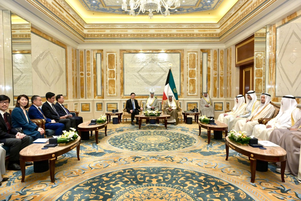 李家超（左六）今日（13日）在科威特與科威特埃米爾（國家元首）Meshal Al-Ahmad Al-Jaber Al-Sabah（右六）會面。政府新聞處圖片