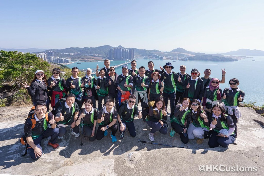 海關關長陳子達昨日與多位東盟成員國駐港總領事前往油塘炮台山清潔郊野山徑。香港海關facebook圖片 海關關長陳子達昨日與多位東盟成員國駐港總領事前往油塘炮台山清潔郊野山徑。香港海關facebook圖片
