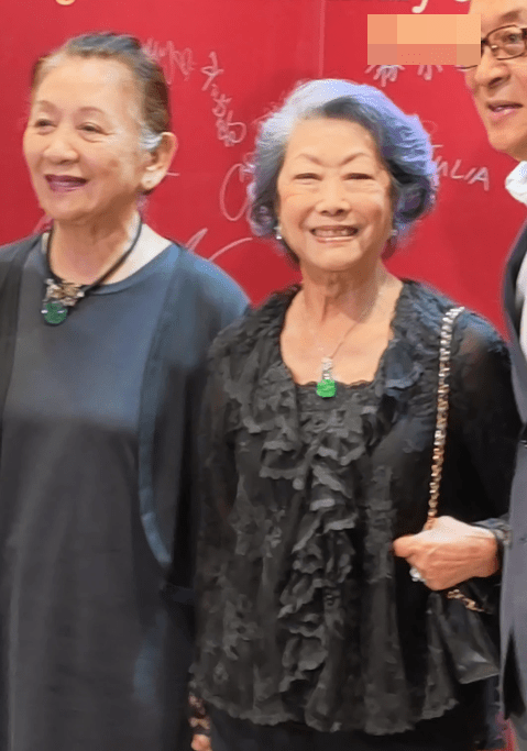 白茵笑容滿面好精神。