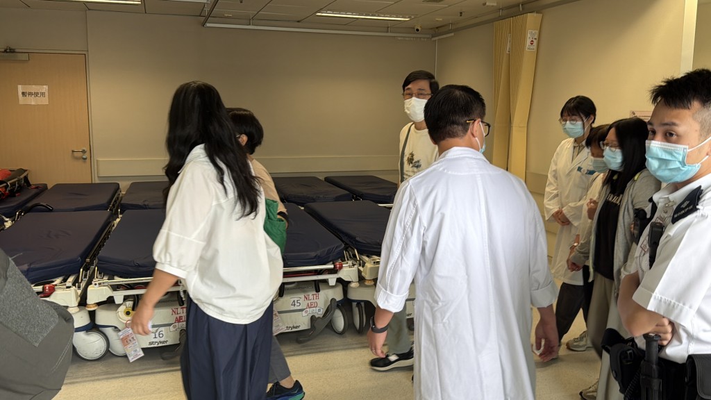 死者家屬到醫院認屍。梁國峰攝 死者家屬到醫院認屍。梁國峰攝