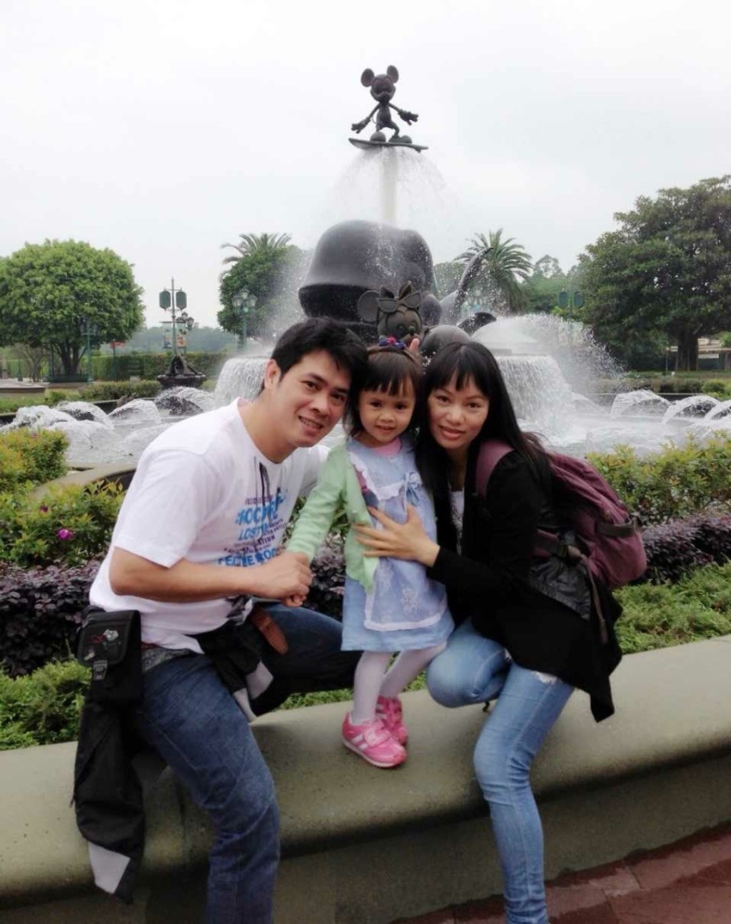 郭浩榮與太太及女兒合照。（郭先生家人提供）