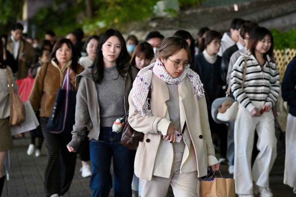 天文台預料本港今晚轉吹北風，氣溫顯著下降。資料圖片