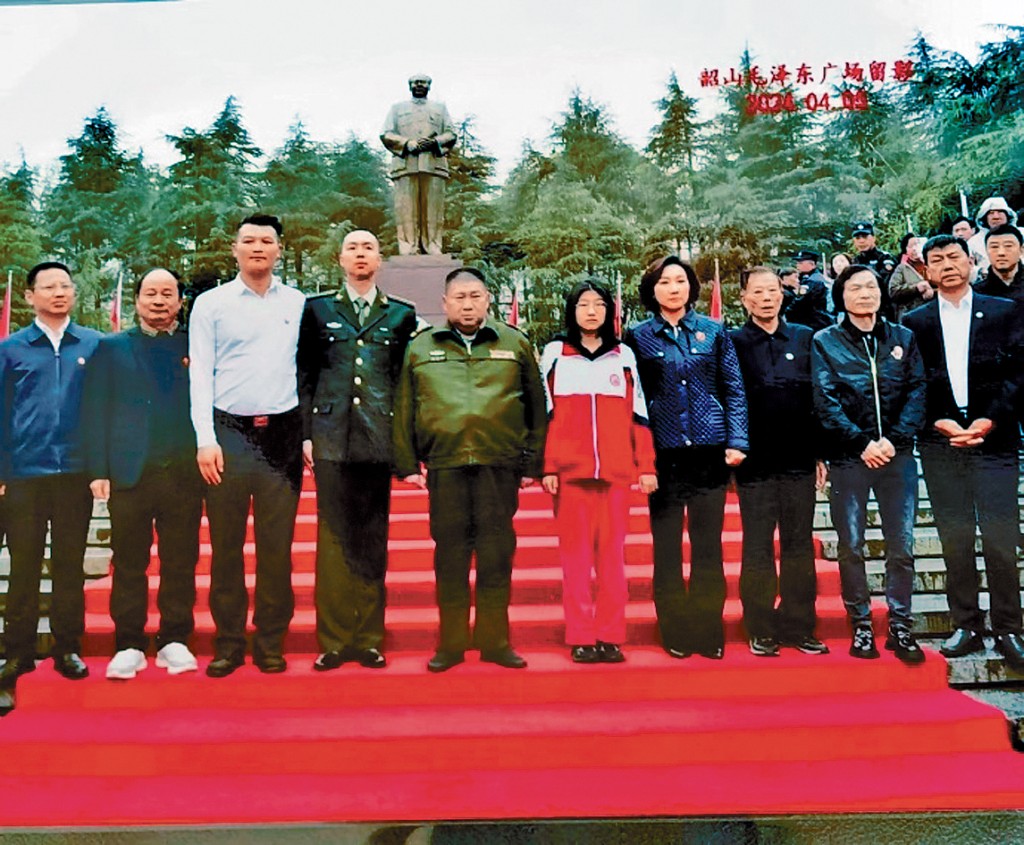 毛新宇攜兒子毛東東、女兒毛甜懿和妻子劉濱祭祖。