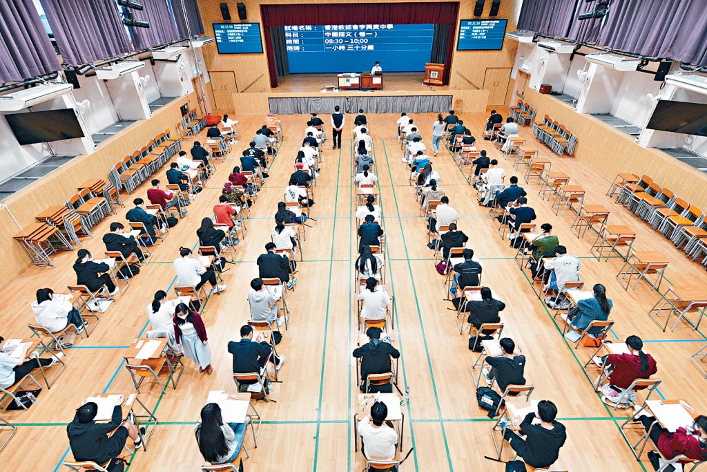 教育局公布，過去3年，境外人士以自修生身份報考文憑試被拒的宗數，今年共有77宗，對比前年急增6倍。