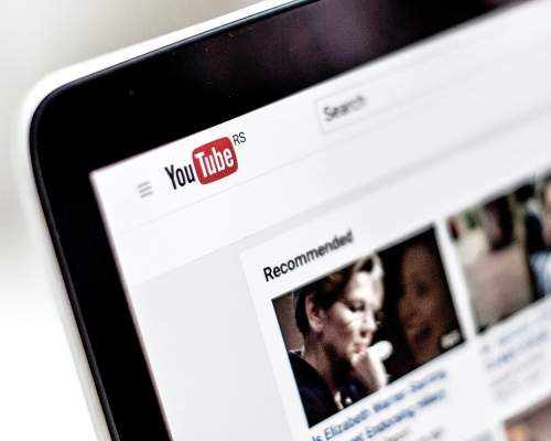 日本當局調查發現,至少55個YouTube帳號,上傳2100多套「速食電影」。unsplash圖片