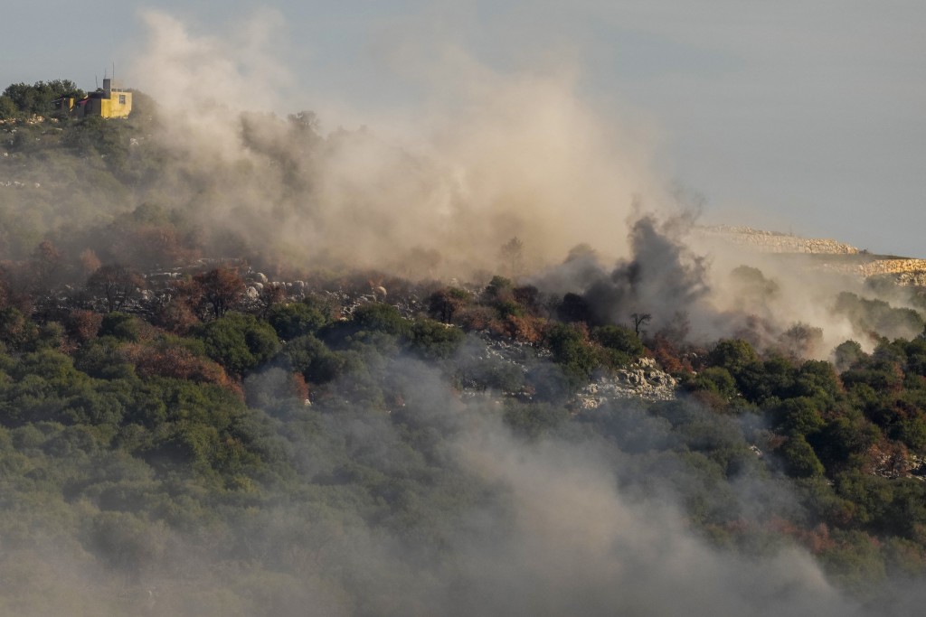 以色列战机空袭黎巴嫩南部城镇亚鲁恩郊区后，浓烟密布。美联社