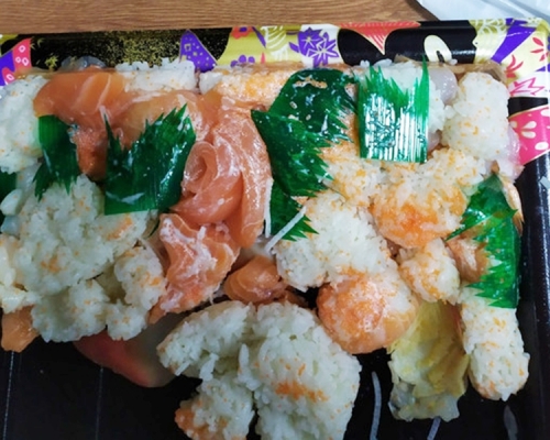 像經過十號風球般,魚生跟壽司飯徹底分離了。網圖