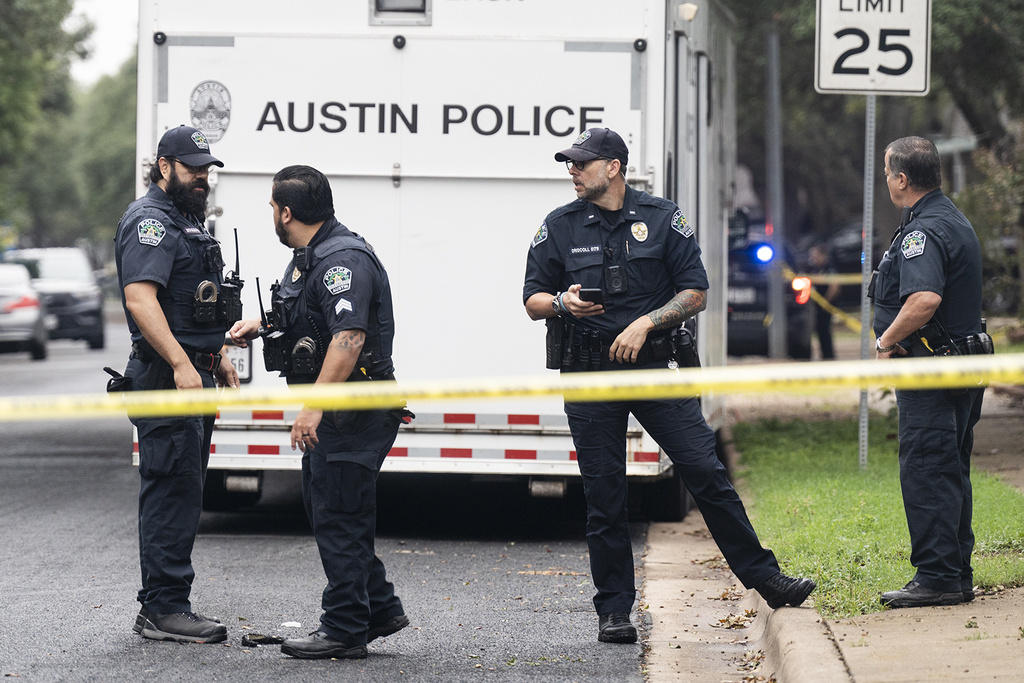 美国德州两警执行职务时遭枪击，酿1死1伤。美联社