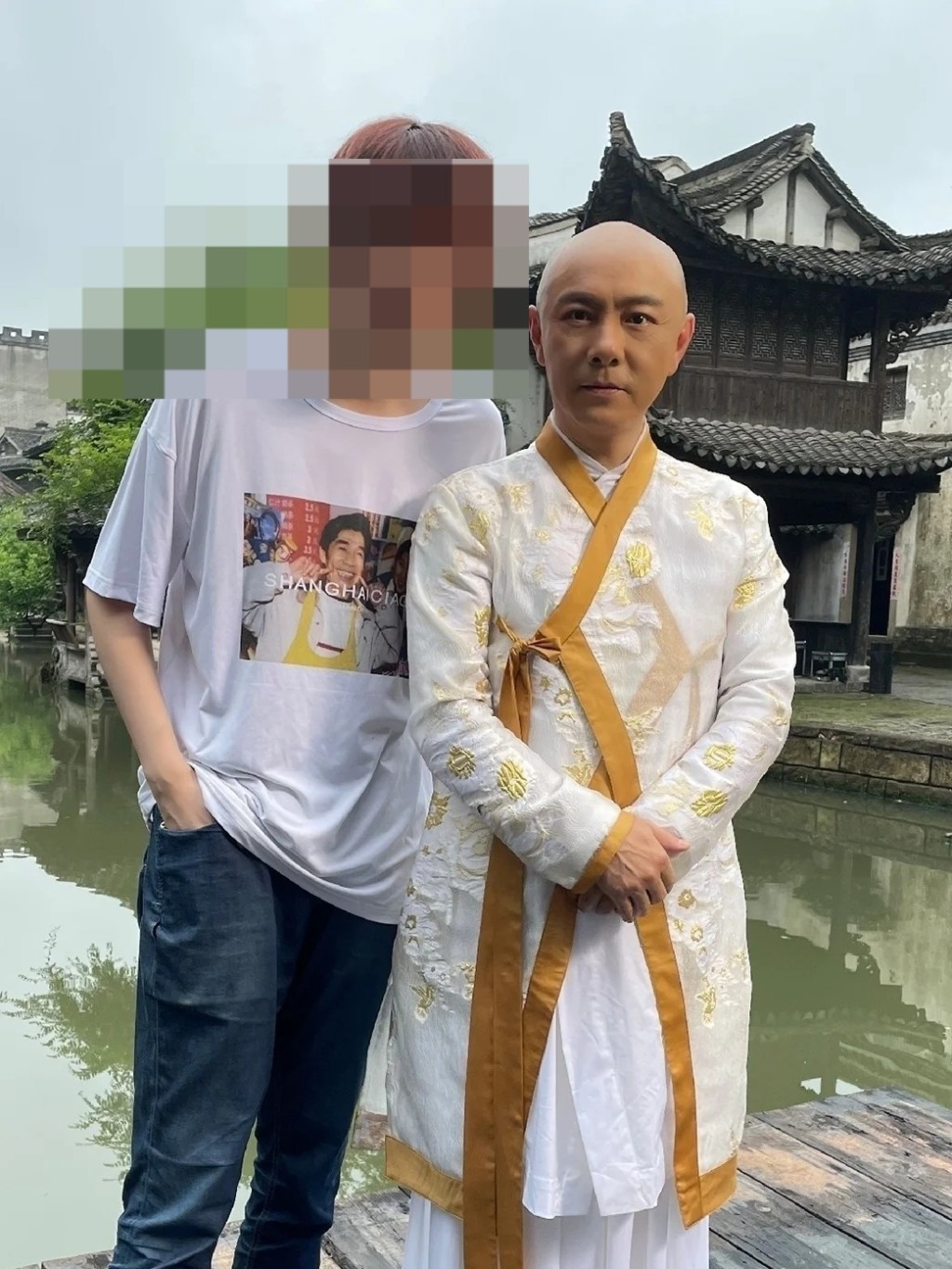 日前,有網民在小紅書上晒出一張與光頭和尚Look的張衛健的合照,並寫下長文爆張衛健私下「真面目」,更透露對方有煙癮。 日前,有網民在小紅書上晒出一張與光頭和尚Look的張衛健的合照,並寫下長文爆張衛健私下「真面目」,更透露對方有煙癮。