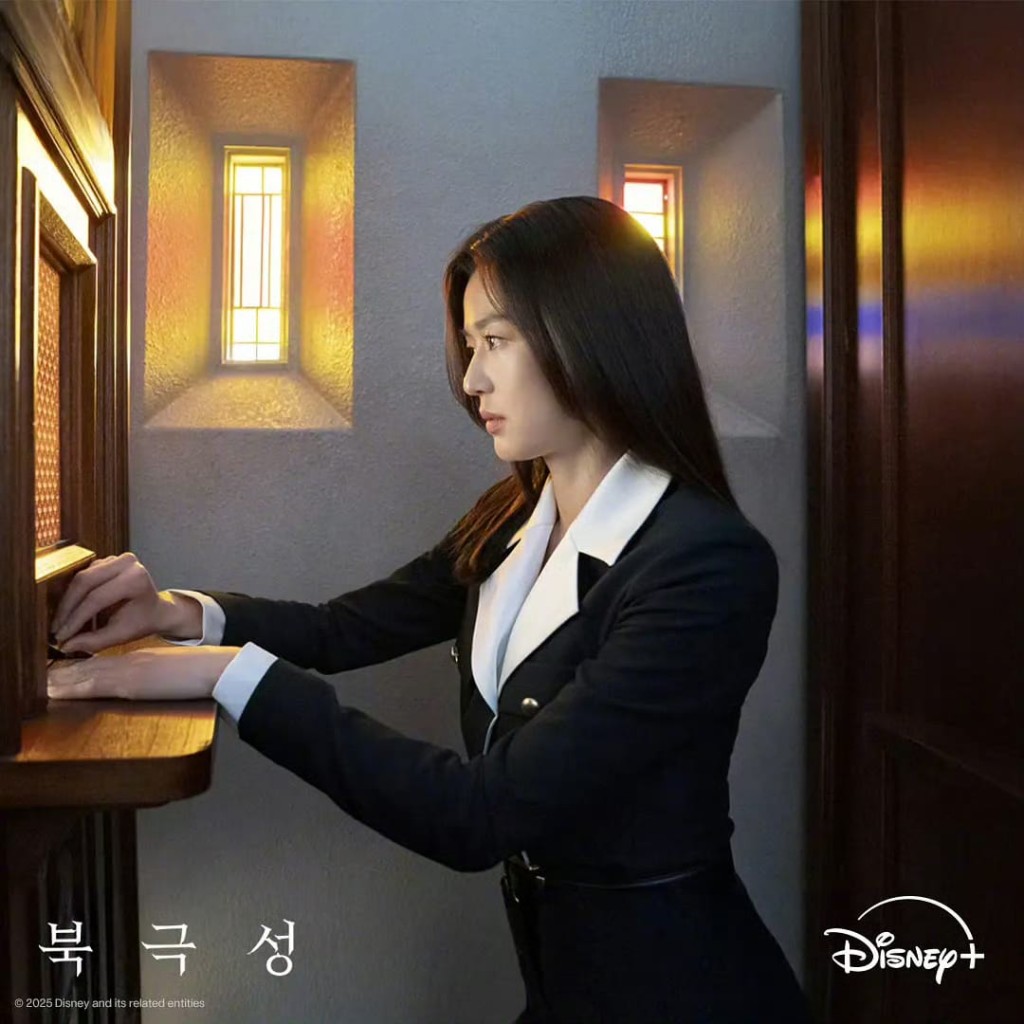 全智賢婚後仍是韓劇女王,與姜棟元合演之Disney+劇集《暴風圈》去年推出。 全智賢婚後仍是韓劇女王,與姜棟元合演之Disney+劇集《暴風圈》去年推出。