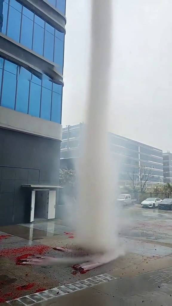 广东佛山一企业开工放鞭炮,现场出现尘卷风。 网片截图 广东佛山一企业开工放鞭炮,现场出现尘卷风。 网片截图