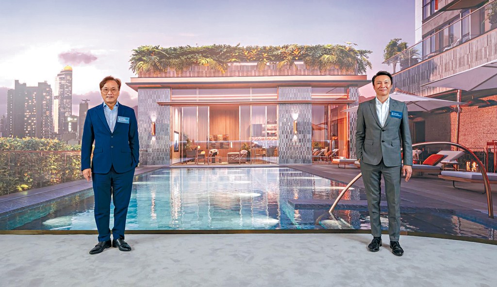 資策何樂輝先生（左）表示，高臨具有多項優勢，對銷情有信心。右為畢子鴻。