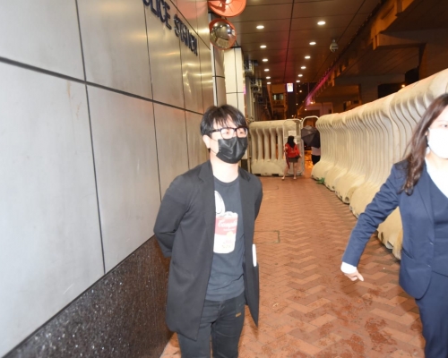 酒吧負責人陳偉才離開旺角警署。
