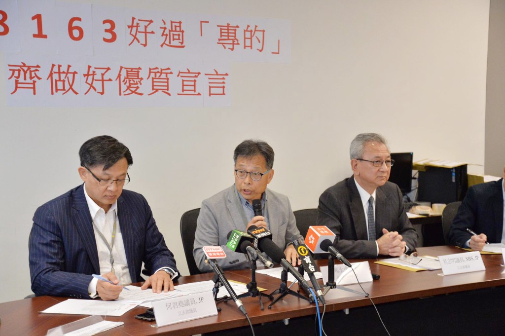 的士業議會主席熊永達(中)。
