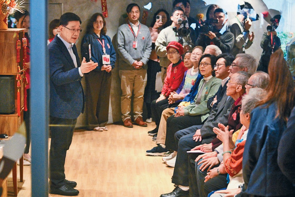 李家超與麥美娟、孫玉菡等人探訪長者地區中心。