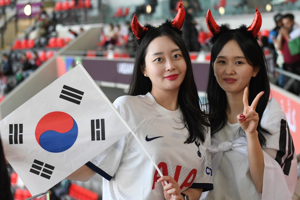 南韓fans即日來回多哈及南韓支持。  吳家祺攝