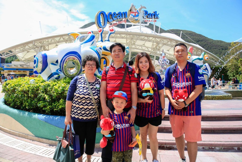 海洋公園給旅客贈送小紅熊毛公仔作紀念。