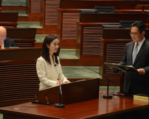 消息指政府研究由特首為立法會議員監誓。資料圖片