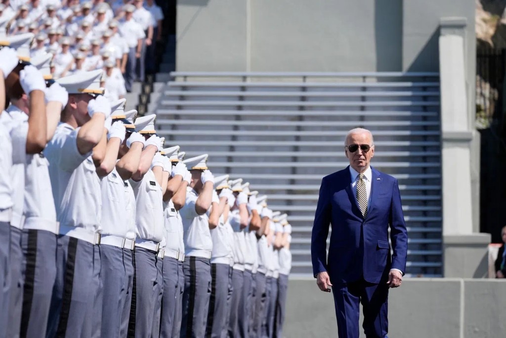 美國總統拜登在西點軍校畢業典禮致詞時，再次表明堅定維護台海和平。美聯社