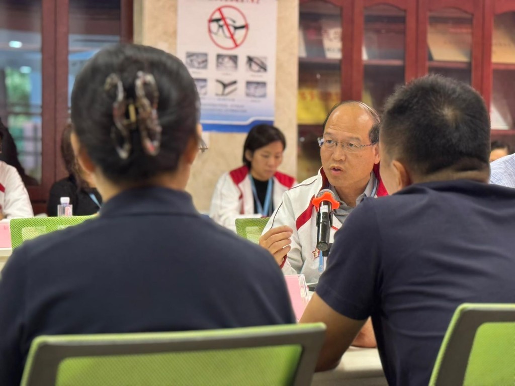 观课后与校长及教师讨论感想。 图片由作者提供 观课后与校长及教师讨论感想。 图片由作者提供