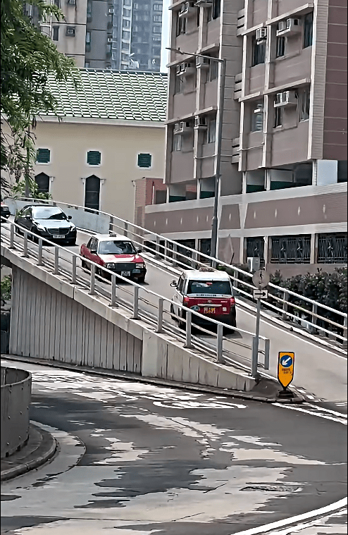 的士逆駕駛上般咸道天橋。fb：全港交通關注組🇭🇰