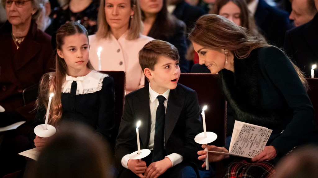 凱特與路易低頭細語。 美聯社 凱特與路易低頭細語。 美聯社