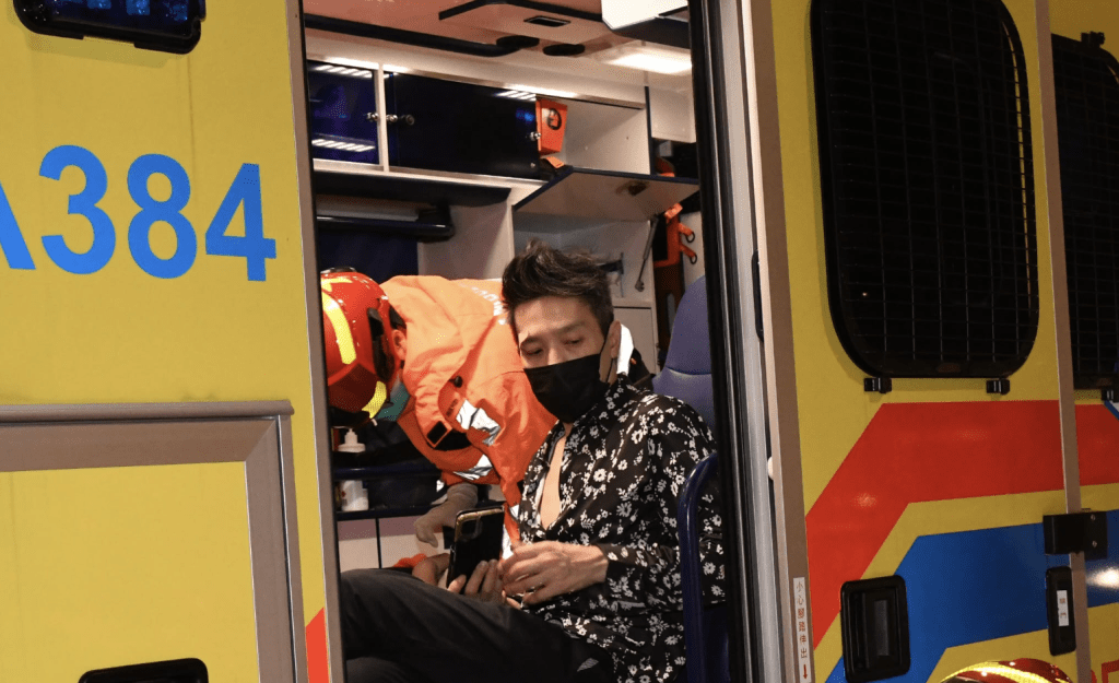 受傷的士男乘客送院。蔡楚輝攝 受傷的士男乘客送院。蔡楚輝攝