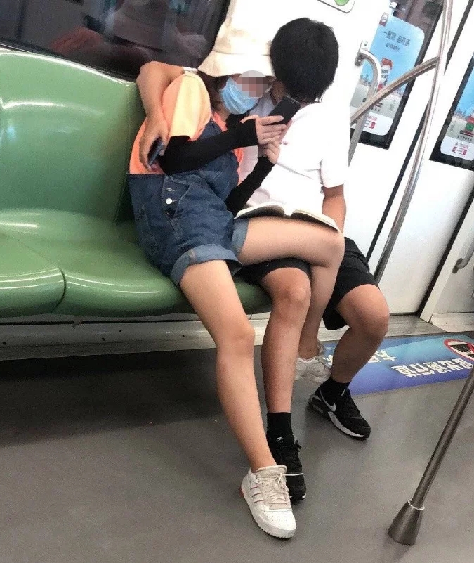 二人躺在地鐵座椅上換了三組姿勢。網圖