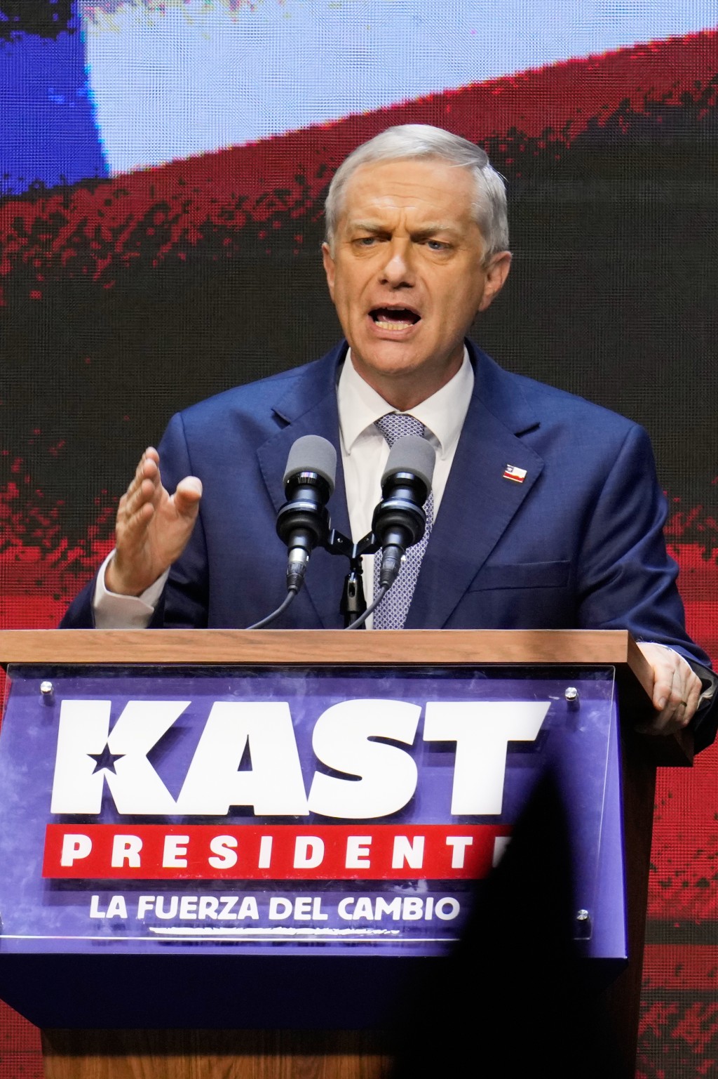 卡斯特承诺采取铁腕手段来打击犯罪与非法移民。美联社 卡斯特承诺采取铁腕手段来打击犯罪与非法移民。美联社