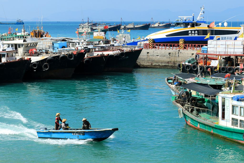 在海鮮街上買完新鮮海鮮，可以找餐廳加工，享受豐富的海鮮大餐