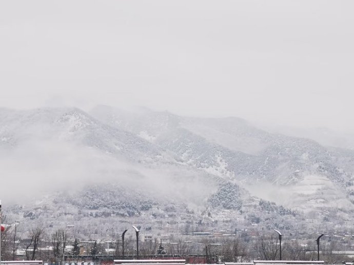 西安突降大雪,24小時內溫差20度,一天穿越冬夏兩季。 微博 西安突降大雪,24小時內溫差20度,一天穿越冬夏兩季。 微博