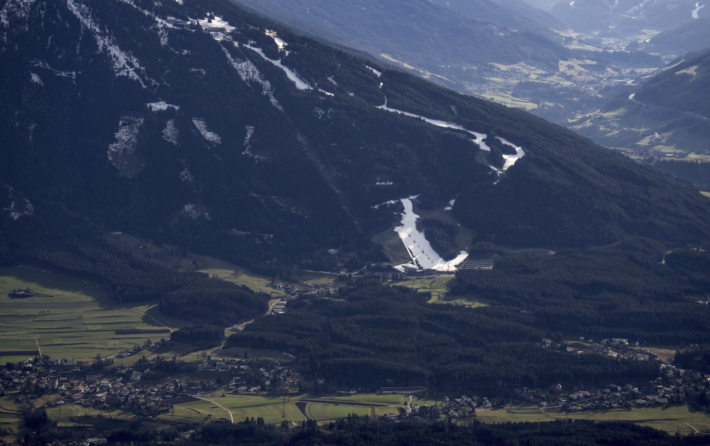 歐洲多個滑雪區積雪不足，露出草坡。 AP