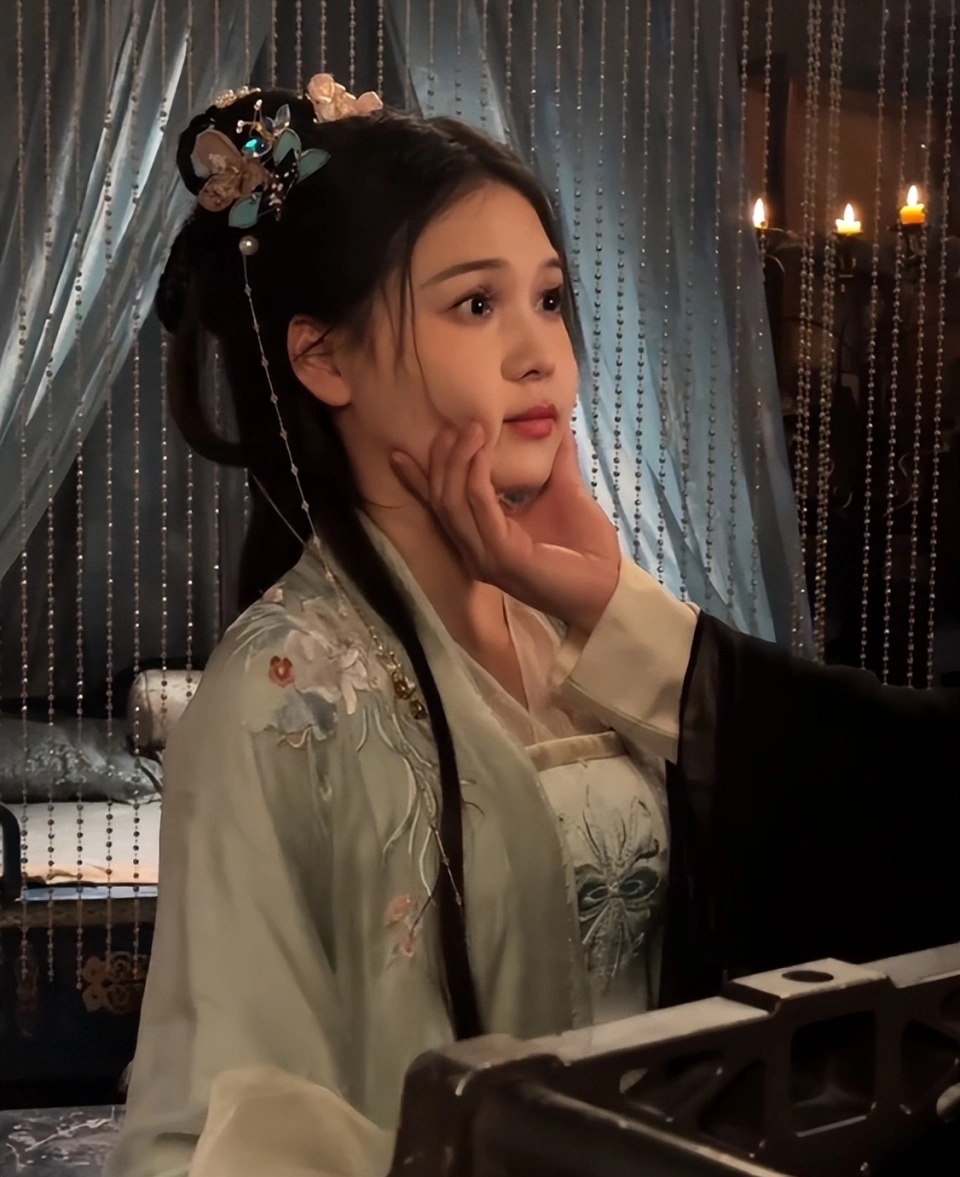 內地短劇女演員左一打助理。