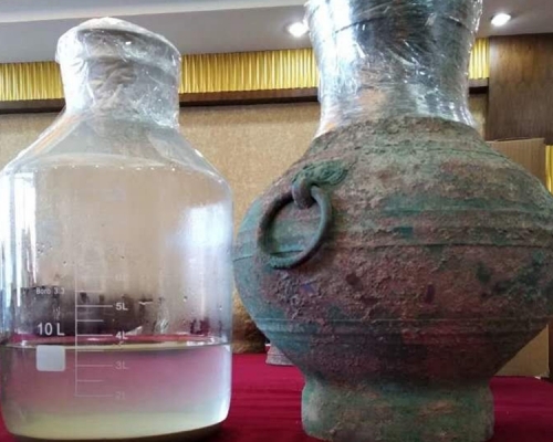 考古人員在古墓裡發現一個青銅壺,壺內有3.5升淡黃色液體。