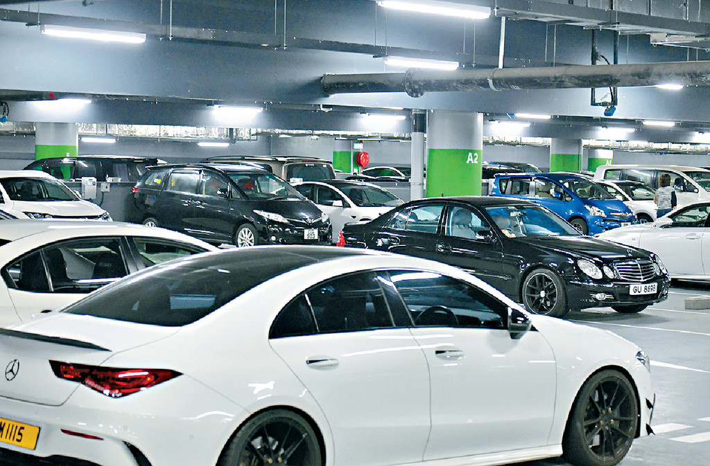 ■香园围口岸停车场通关后，连日爆满。