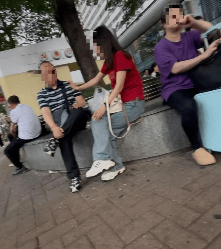 過關之後不少煙民會聚集在廣場上吸煙。 過關之後不少煙民會聚集在廣場上吸煙。