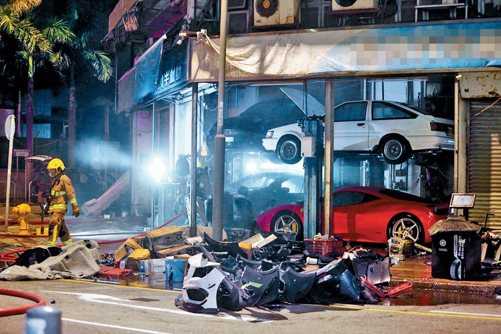 2023年11月，九龍灣一間車房內的電動車起火。