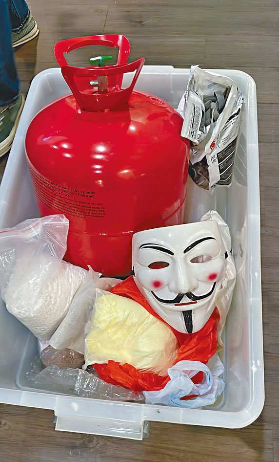 警方上月在爆炸品案中檢獲V煞面具及製彈原材料。