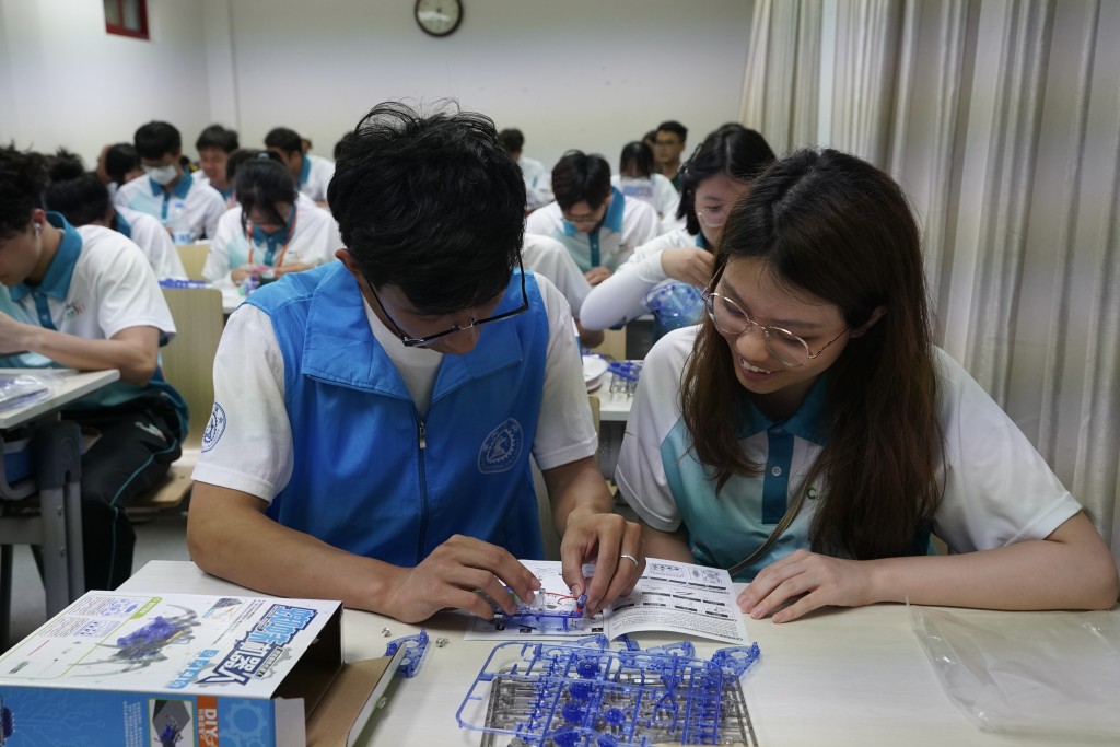 「Customs YES」团员参观西安交通大学，与校内机器人社团团员互动。