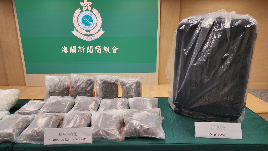 海關共檢獲約7公斤懷疑大麻花和約18公斤懷疑氯胺酮,估計市值共約990萬元。黃文威攝 海關共檢獲約7公斤懷疑大麻花和約18公斤懷疑氯胺酮,估計市值共約990萬元。黃文威攝
