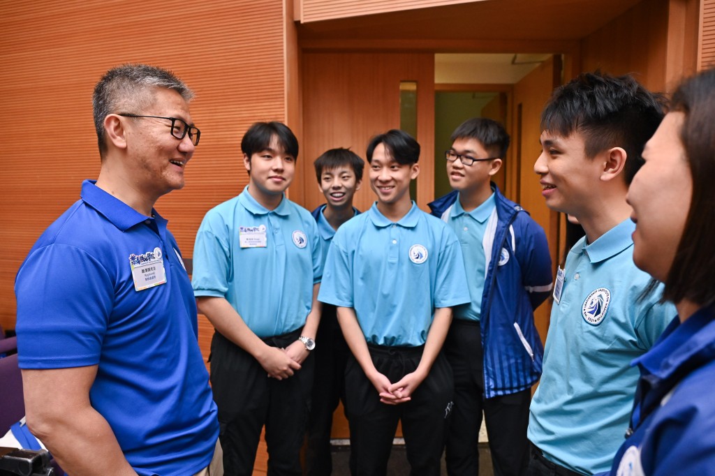 警務處處長蕭澤頤在活動上與學員交流。警方圖片