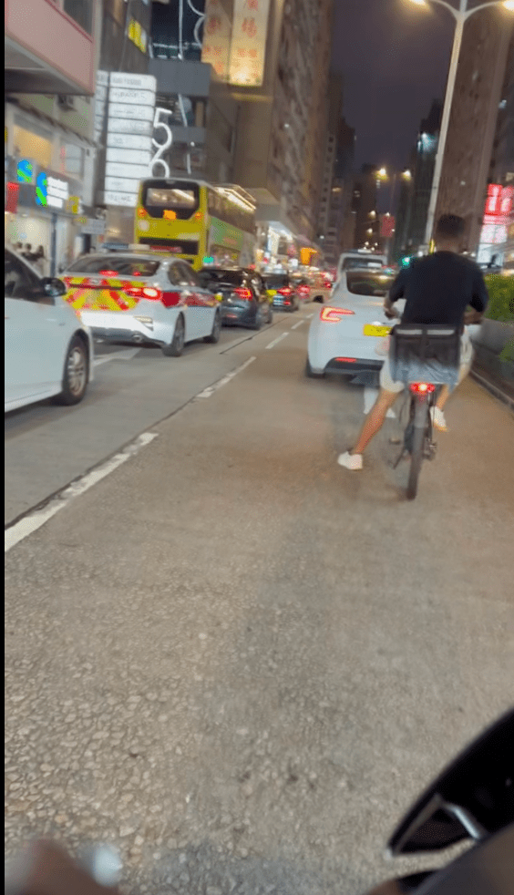片段開始時,一名男子駕駛電動單車沿快線前進,中線有一輛警車。FB@車CAM L群組(下同) 片段開始時,一名男子駕駛電動單車沿快線前進,中線有一輛警車。FB@車CAM L群組(下同)