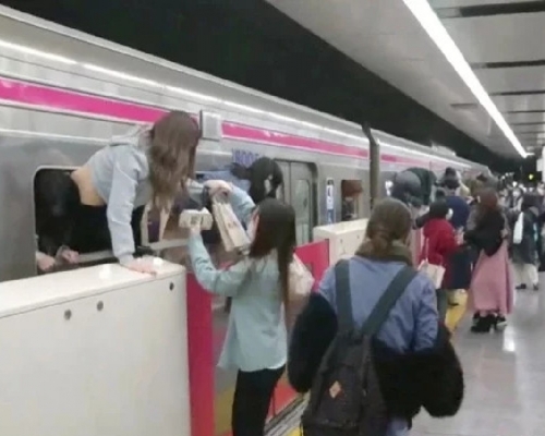 發生斬人案後,在同一班列車的乘客要爬窗逃生。(片段截圖)