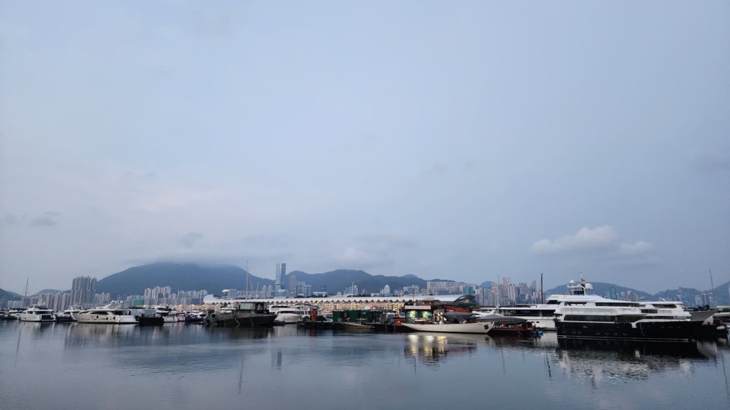 本港地區今日部分時間有陽光，亦有幾陣狂風驟雨及雷暴。黎志偉攝