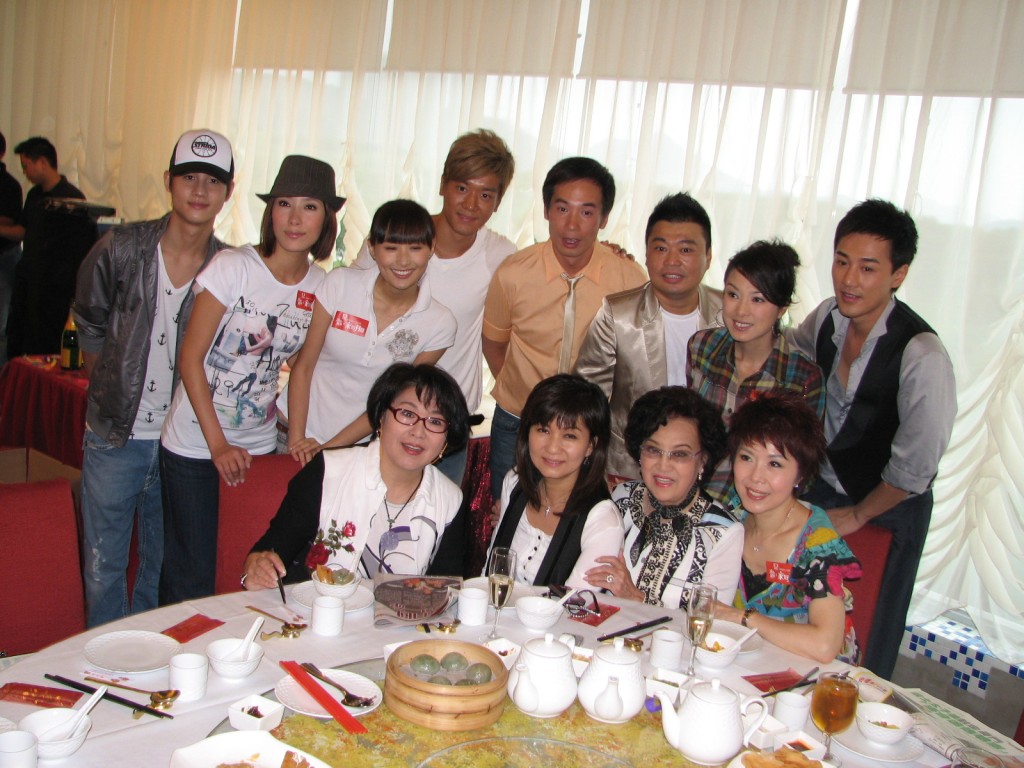 温家恒（后左）最初为王牌节目《东张西望》担任主持，同时有份主持明珠台《港生活．港享受》。