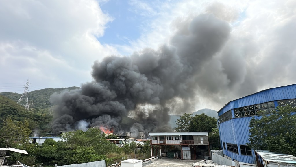 火勢下午2時許升為三級。劉漢權攝 火勢下午2時許升為三級。劉漢權攝