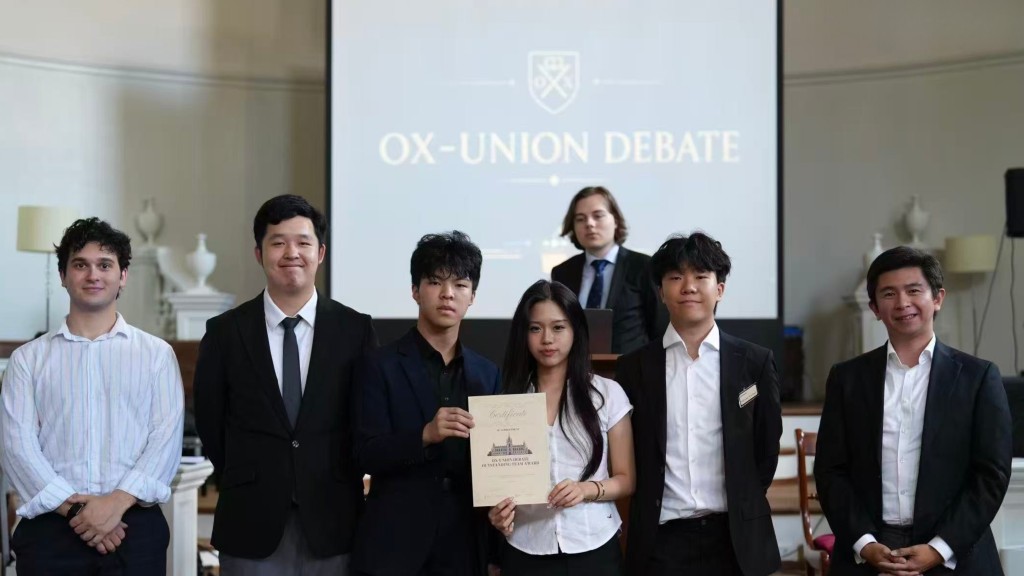 四位來自香港耀中國際學校(中學)的學生,擊敗世界各地頂尖隊伍,勇奪全場總冠軍。(官方圖片) 四位來自香港耀中國際學校(中學)的學生,擊敗世界各地頂尖隊伍,勇奪全場總冠軍。(官方圖片)