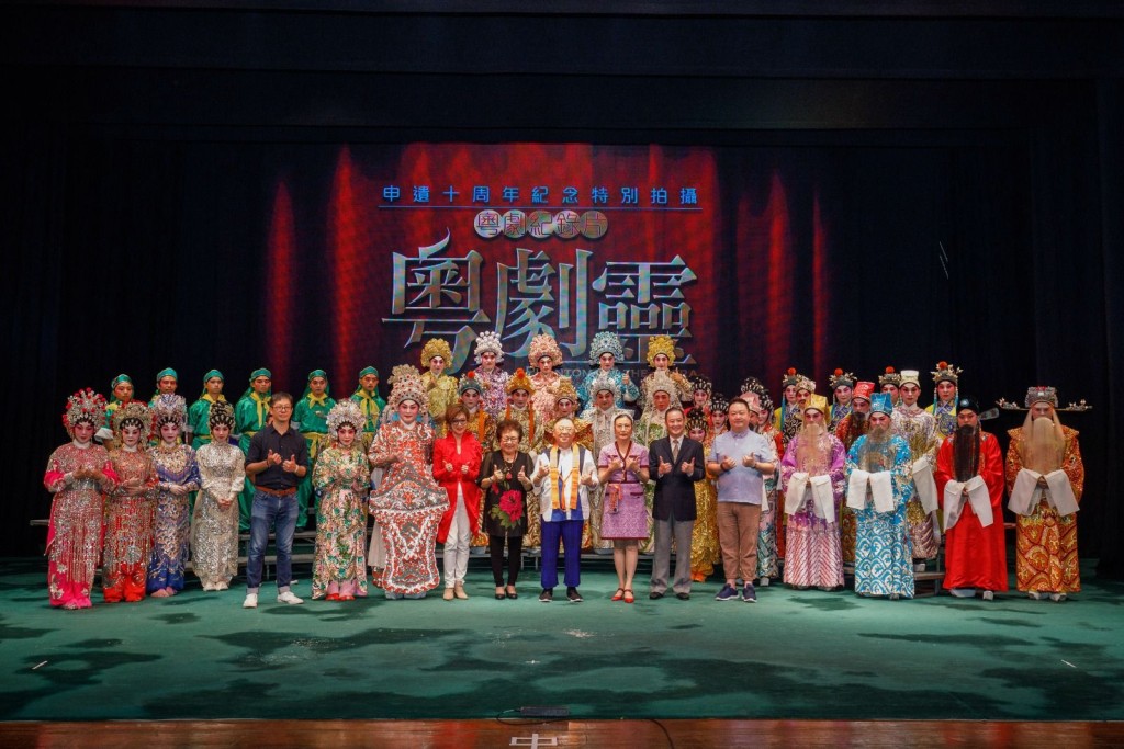 《粵劇靈》開鏡大合照,汪明荃當年以八和會館主席身份親臨支持,以及龍貫天、羅家英、謝雪心、譚倩紅、吳仟峰等大佬倌傾巢亮相開幕禮。 《粵劇靈》開鏡大合照,汪明荃當年以八和會館主席身份親臨支持,以及龍貫天、羅家英、謝雪心、譚倩紅、吳仟峰等大佬倌傾巢亮相開幕禮。