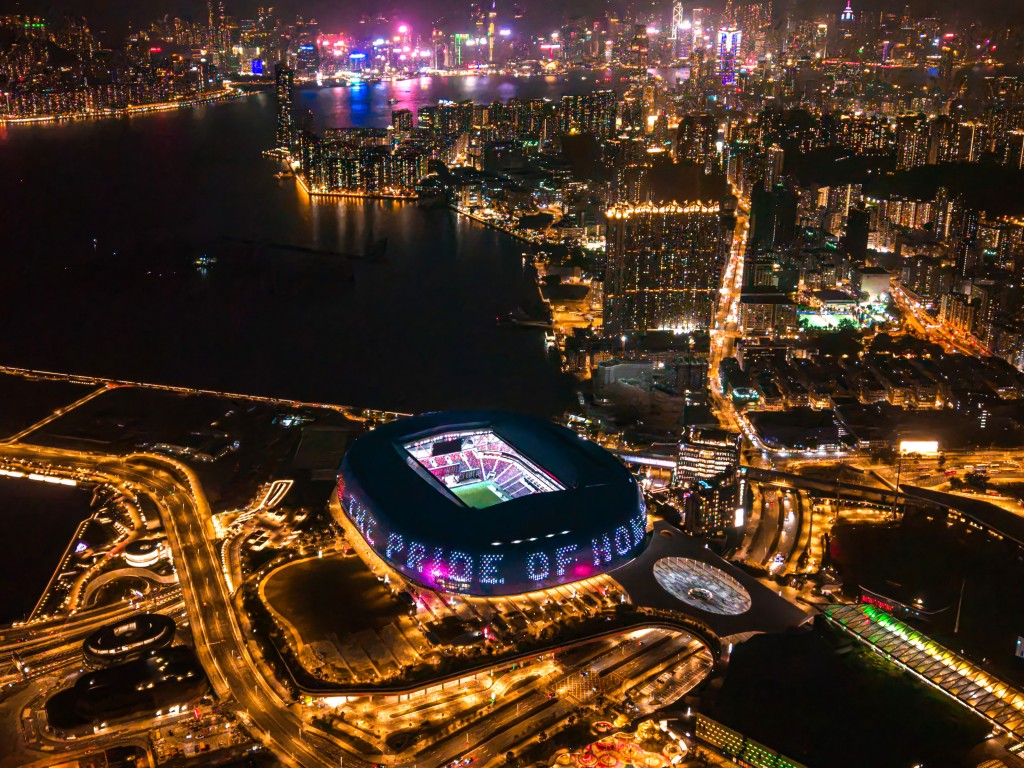 每當夜幕低垂之際，啟德主場館便搖身一變成為巨型光影畫布。