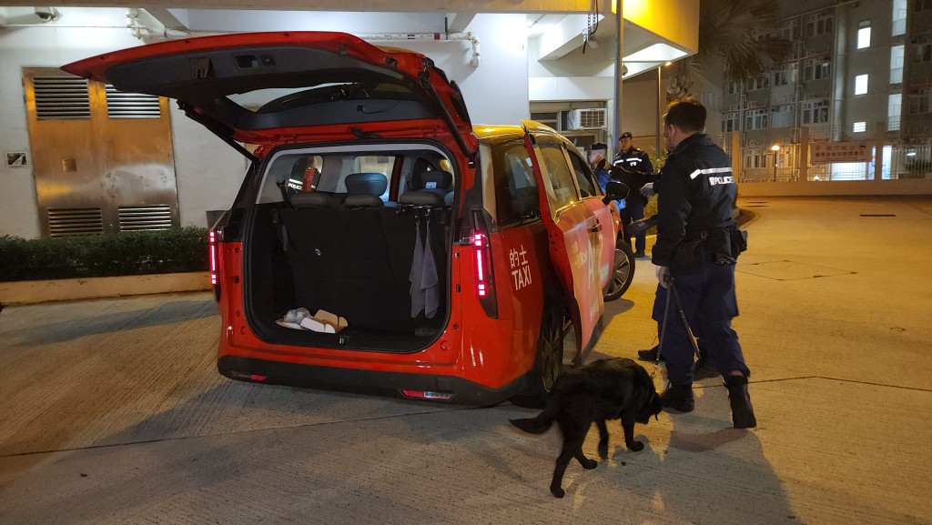 警犬奉召到場協助搜車。